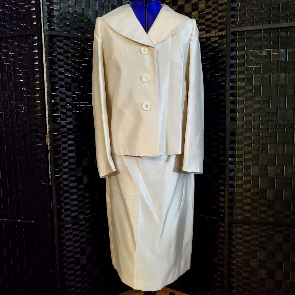 LeSuit Creme Skirt Suit Sz6